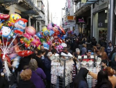 Το εορταστικό ωράριο των καταστημάτων σήμερα και αύριο Κυριακή